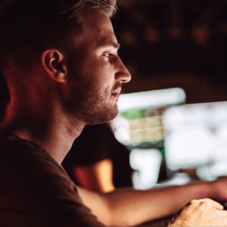 Profilbild von Emanuel Herrmann im technischen Arbeitsumfeld